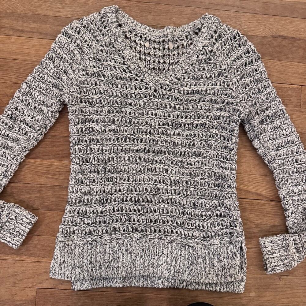 Grey white open weave long sleeve V-neck sweater size large L
 b70